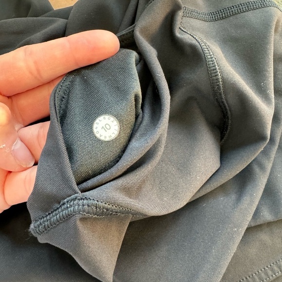 Black Lululemon Cropped Leggings with Pockets Size 10 - Picture 3 of 3